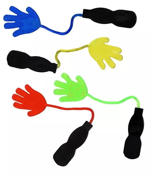 main collante pour une pochette cadeau surprise